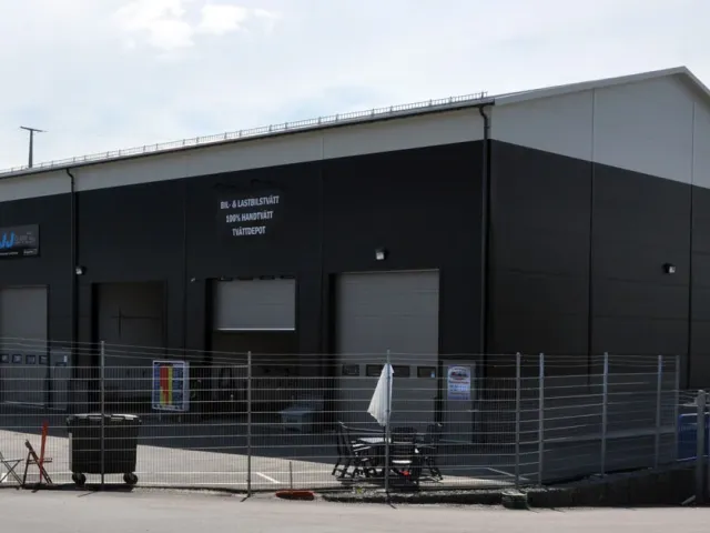 Fastigheten med kontor och portar mot gatan