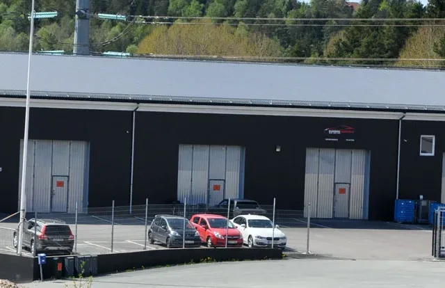 Fastigheten sedd från parkeringen