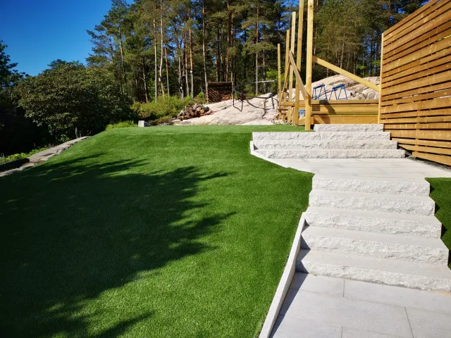 Färdig trädgård med gräsmatta och trappa