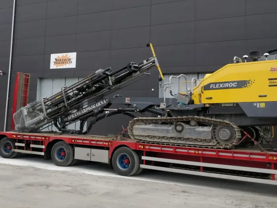 Borrvagn lastad på en lastbilstrailer