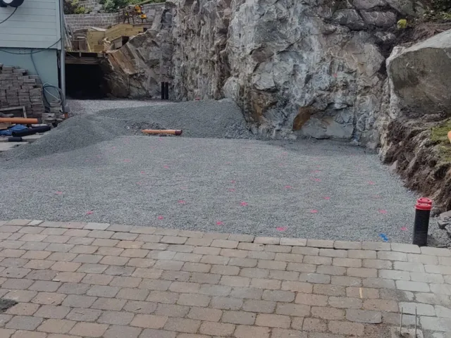 Uppfart med marksten intill sprängt berg