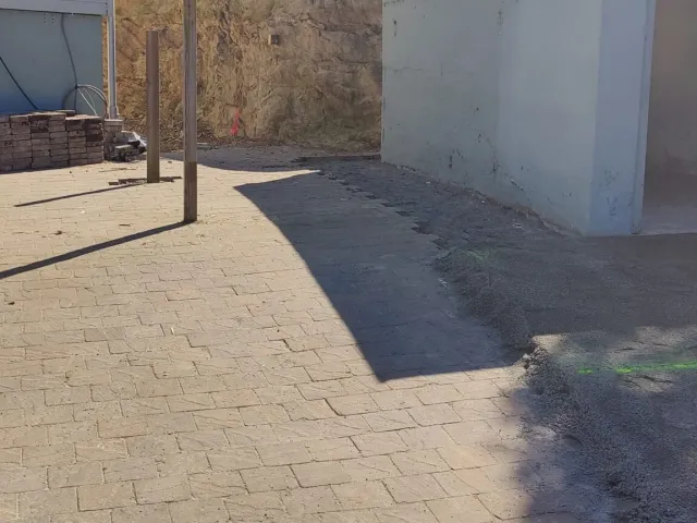 Stenlagd gång vid ett hus