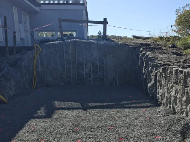 Utsprängd grund med raka bergväggar