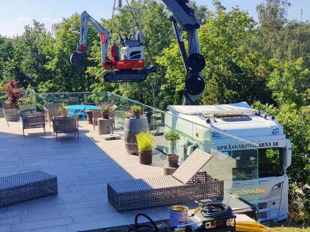 Grävmaskin vid en villa