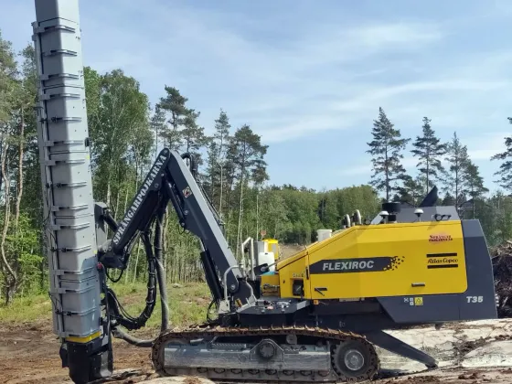 Borrvagn i arbete vid en skogskant