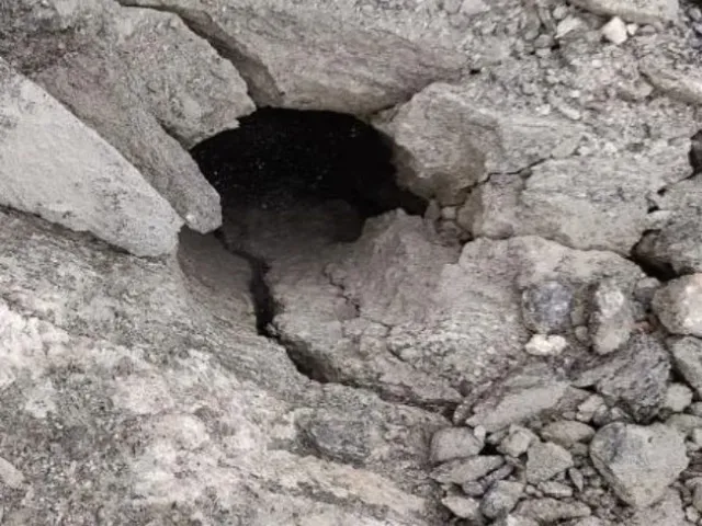Hål i berget på nära håll