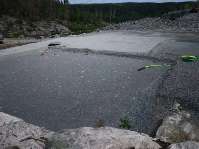 Planerad yta med vatten och berg vid ett markarbete