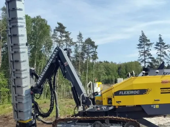 Borrvagn med rest borrbom vid en skogskant