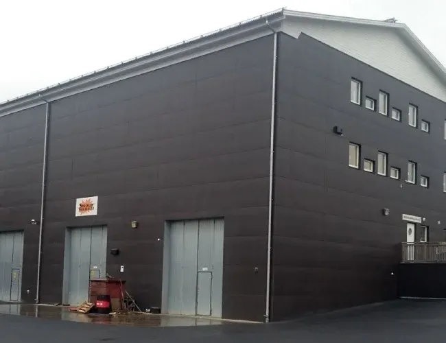 Fastighet i flera våningar med kontor och lagerportar