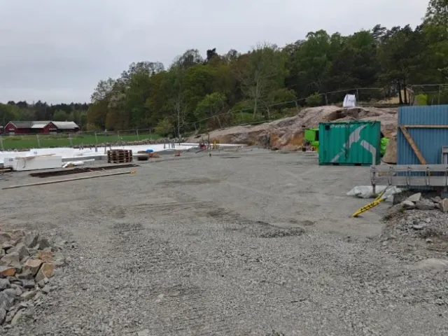 Färdigplanerad grusyta på en större tomt