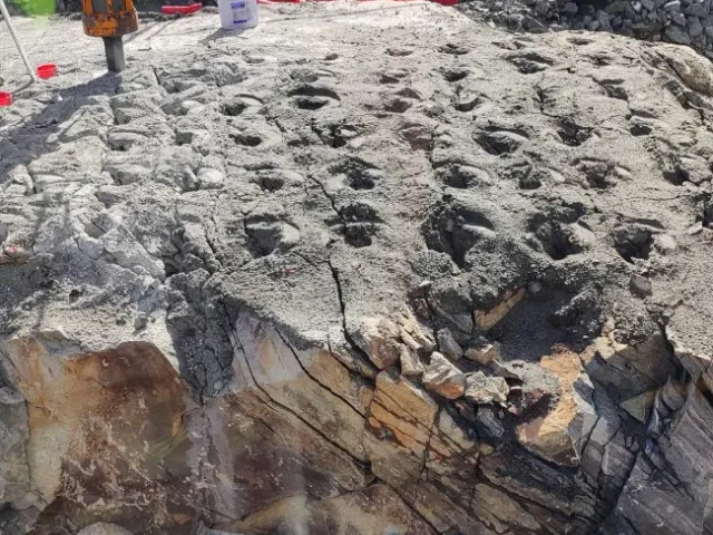 Berg med tätt borrade hål