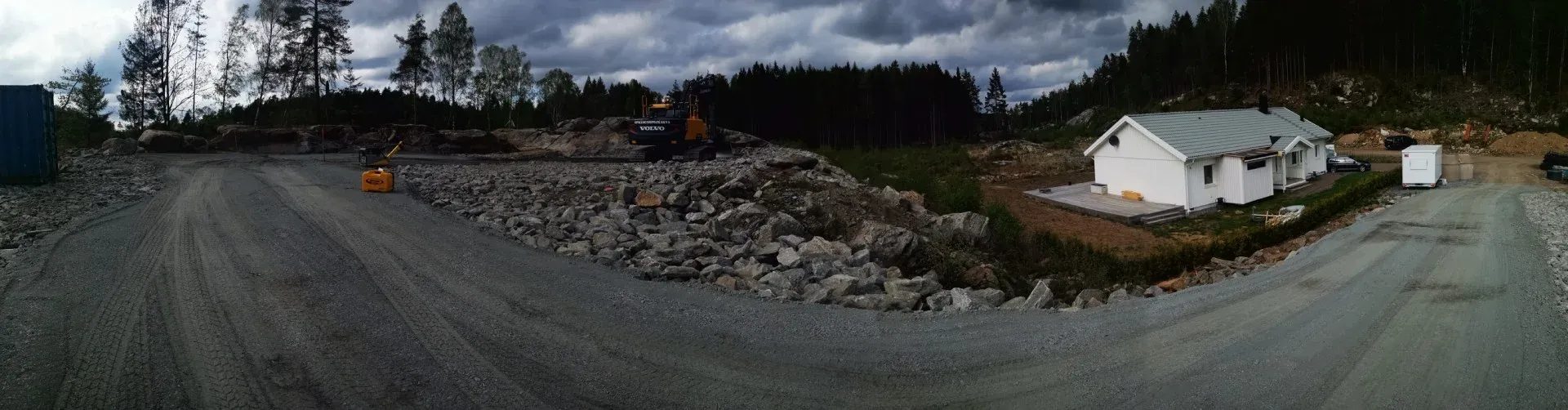 Väg och nysprängd mark i ett villaområde