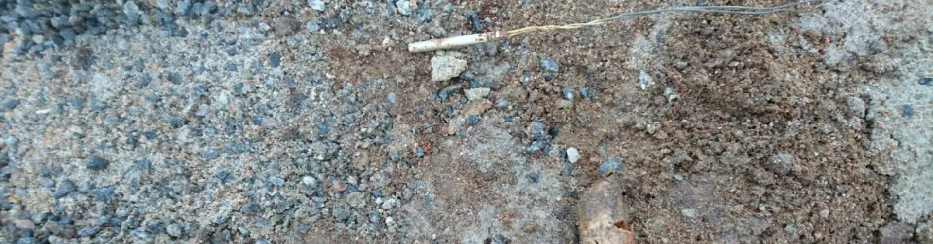 Sprängsten och berg på nära håll